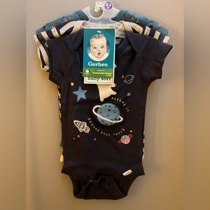 A 3 piece set (0-3m). Never used or worn. It is very soft and stretchy material.